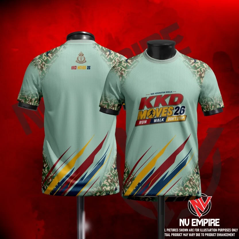 Rekaan terkini hadapan dan belakang T-shirt KKD MOVES 26 berwarna hijau dengan corak digital-camo dan grafik merah, kuning serta biru